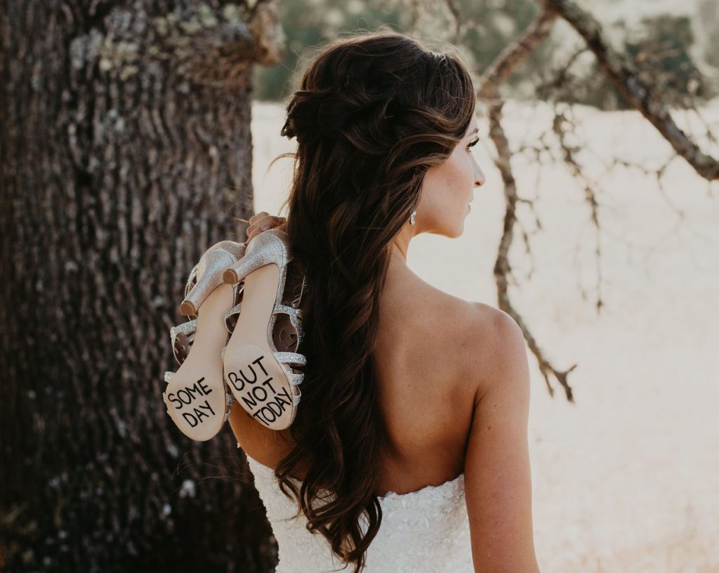 Bride has symbolic solo photoshoot after cancelling wedding