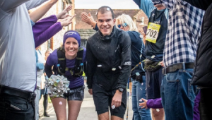Couple ties the knot mid-marathon