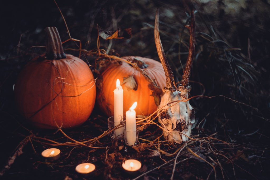 How to throw a Halloween-themed wedding