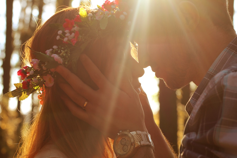 Top 5 romantic wedding kiss photo ideas