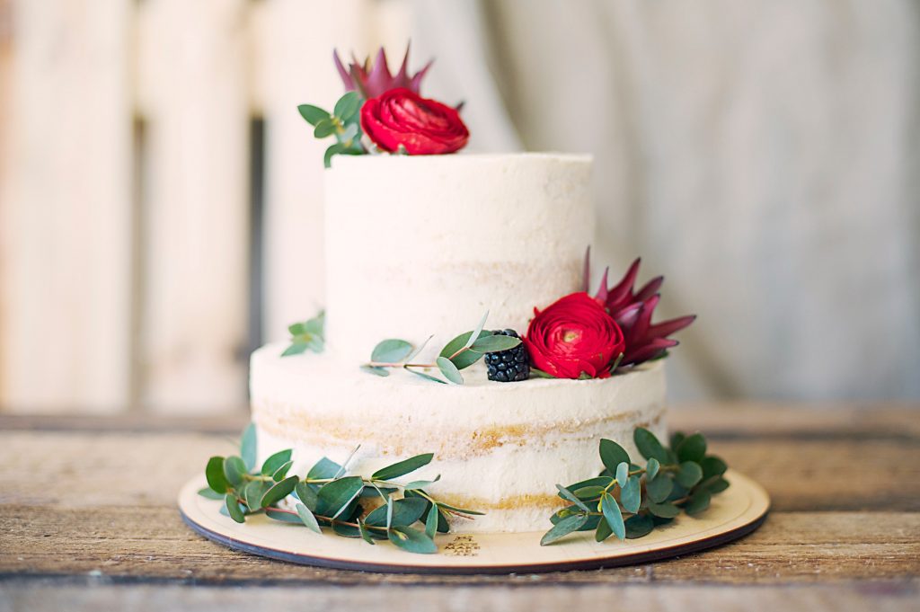 Go green with these nature-inspired wedding cakes