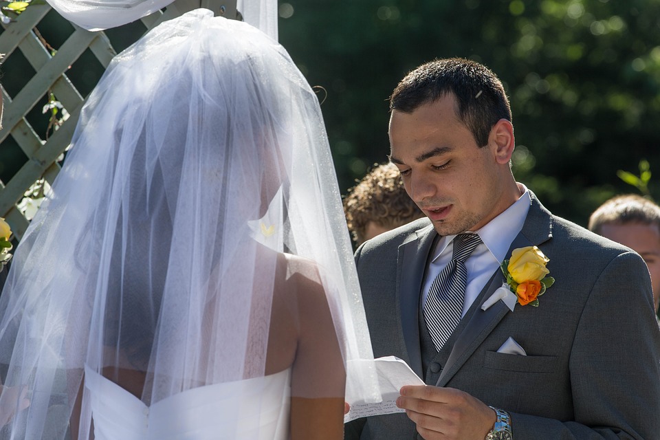 Pros and cons of writing your own wedding vows