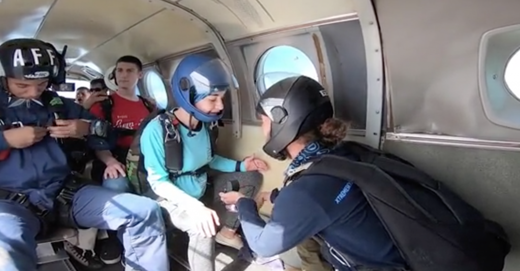 Man proposes 10 000 feet in the air while skydiving