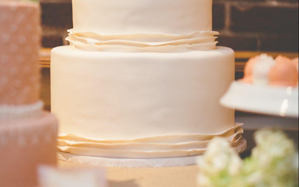 Delicious deckle-edged wedding cakes