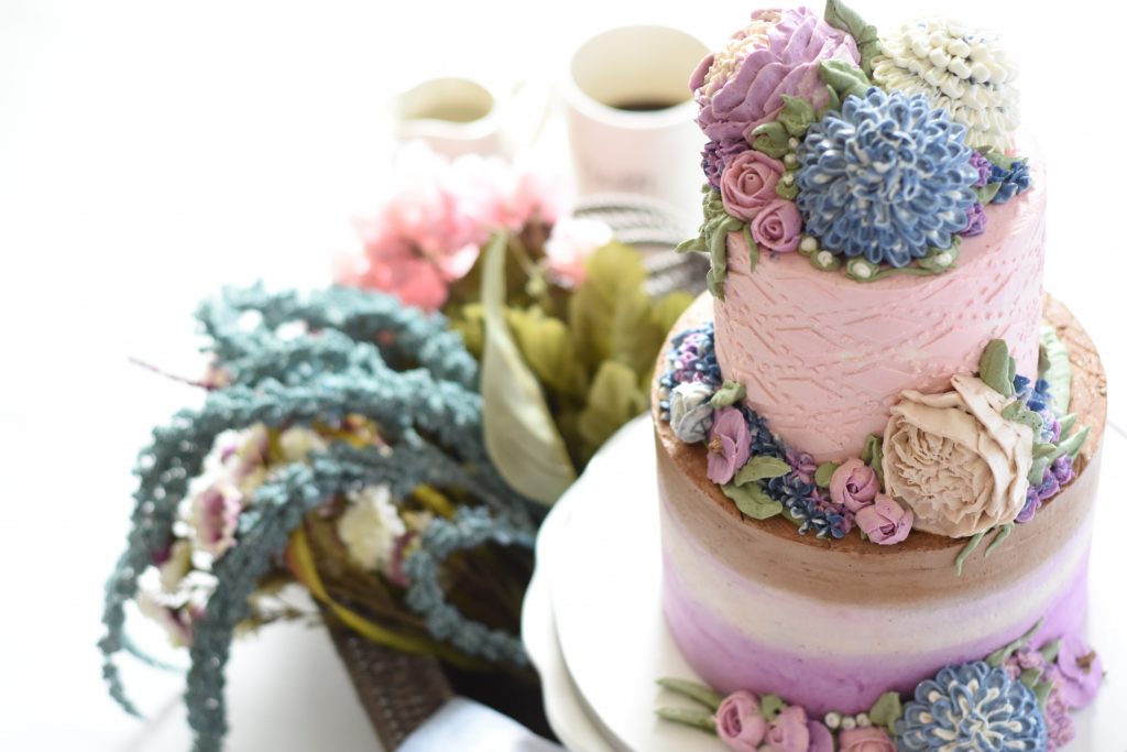 Make your wedding cake a pretty pop of colour
