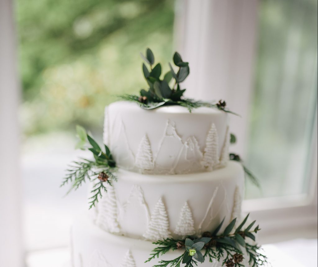 Wow-worthy winter wedding cakes