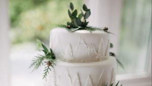 Wow-worthy winter wedding cakes