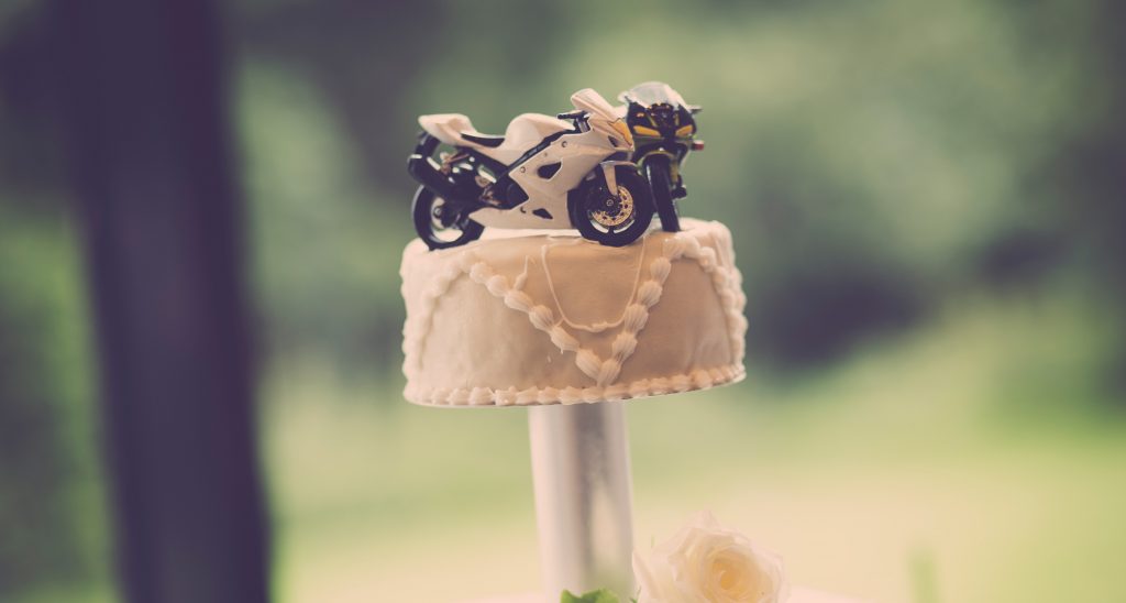 Unique wedding cake toppers to complete your cake