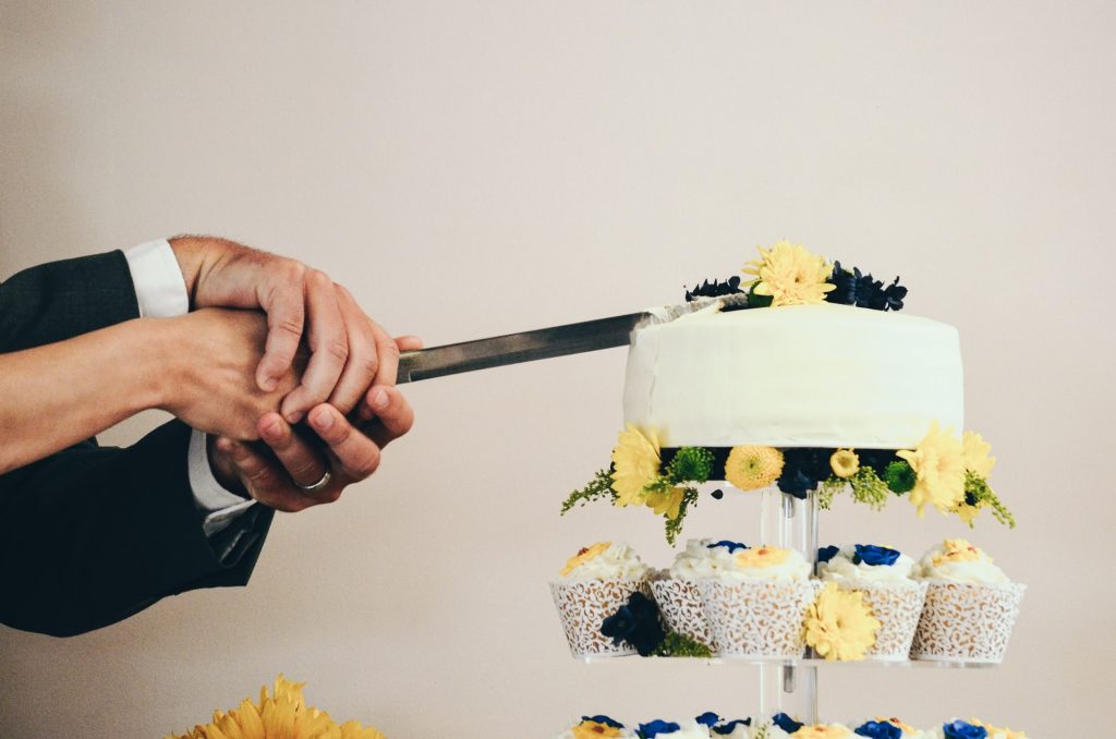 How to save money on your wedding cake