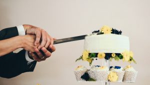 How to save money on your wedding cake