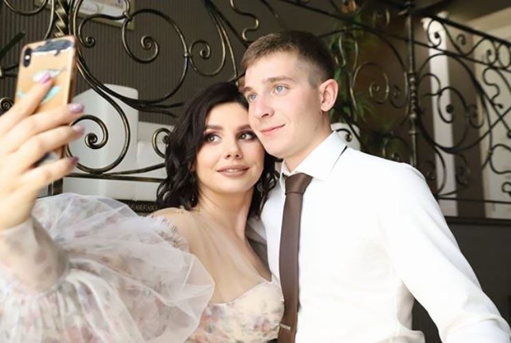 Russian influencer marries stepson after divorcing his father