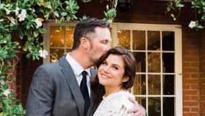 Tiffani Thiessen recreates wedding day for 15th anniversary