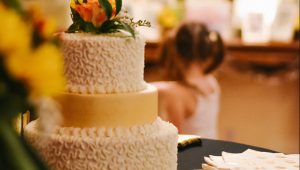 Hilarious wedding cake fail leaves social media in stitches