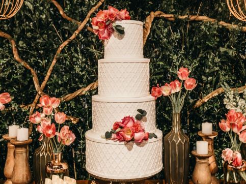Lovely lace wedding cakes for your big day