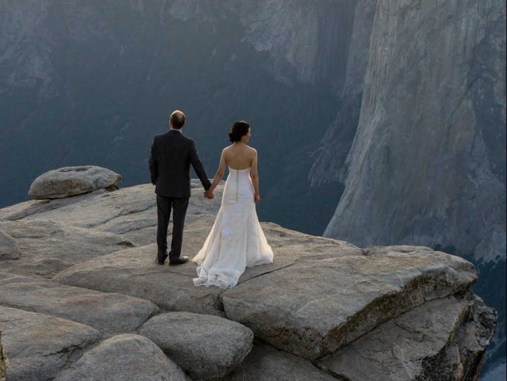 Newlyweds pose for extreme photoshoot on cliff edge