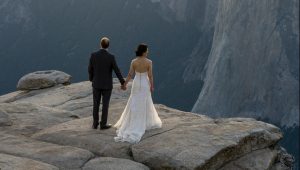Newlyweds pose for extreme photoshoot on cliff edge