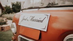 Adorable 'Just Married' signs to announce your marriage