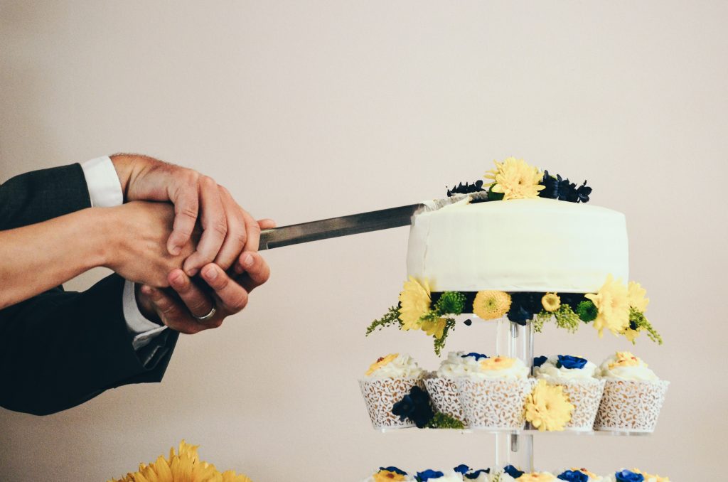 Yellow wedding cakes to bring cheer to your big day