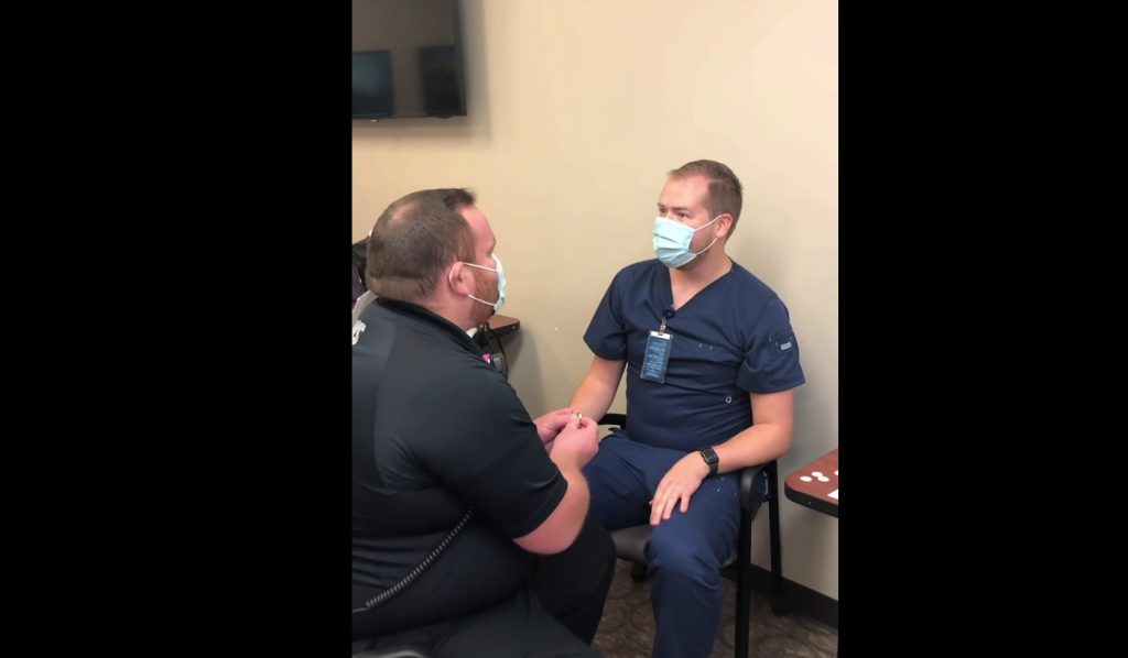 Man proposes while receiving COVID-19 vaccine from partner