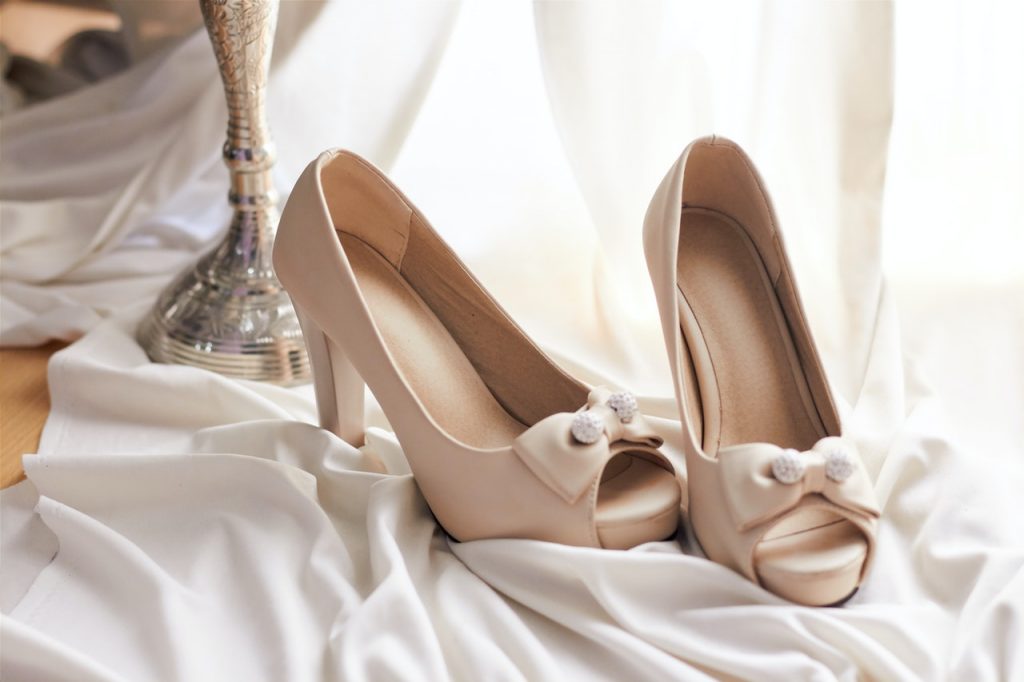Wedding shoes with brilliant bows