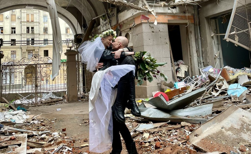 couple gets married in war-torn ukraine