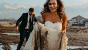 You had one job! Groom drops bride in mud during wedding photoshoot