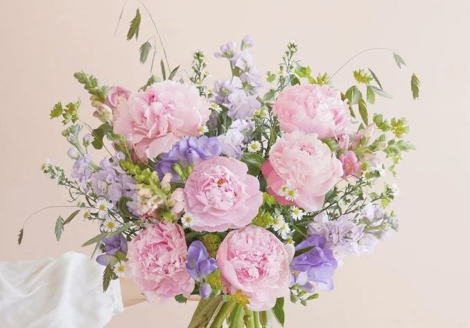 5 Breathtaking allergy-friendly florals to add to your wedding!