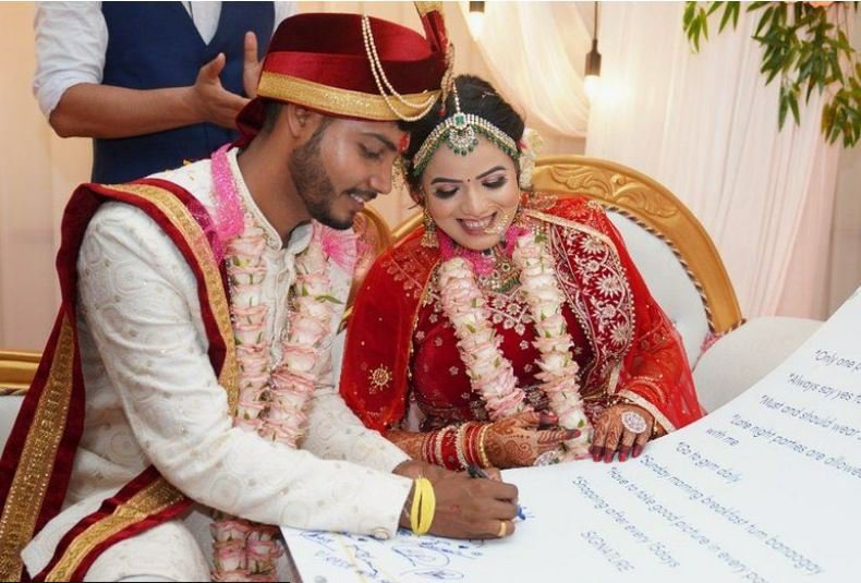 Newlyweds sign 'one pizza a month' in wedding contract